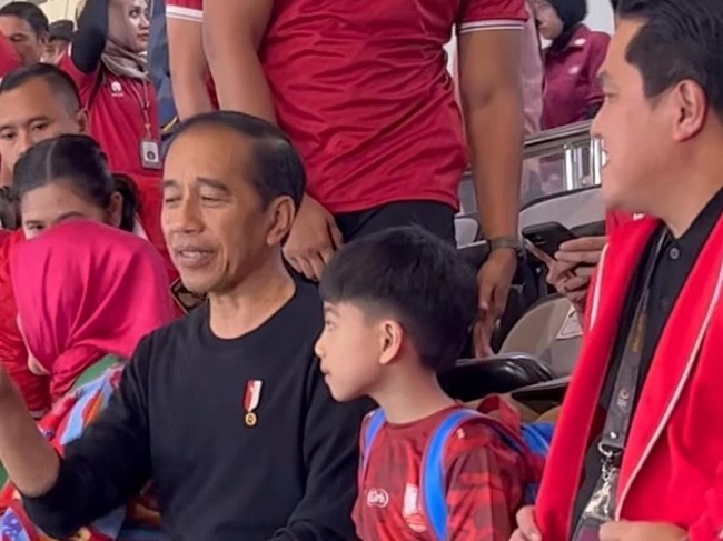 Presiden Jokowi bareng Jan Ethes nonton pertandingan Timnas Indonesia lawan Turkmenistan di Stadion Manahan Solo
