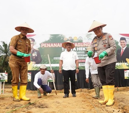 Kapolda Riau Irjen Mohammad Iqbal saat penanaman jagung di Kampar.