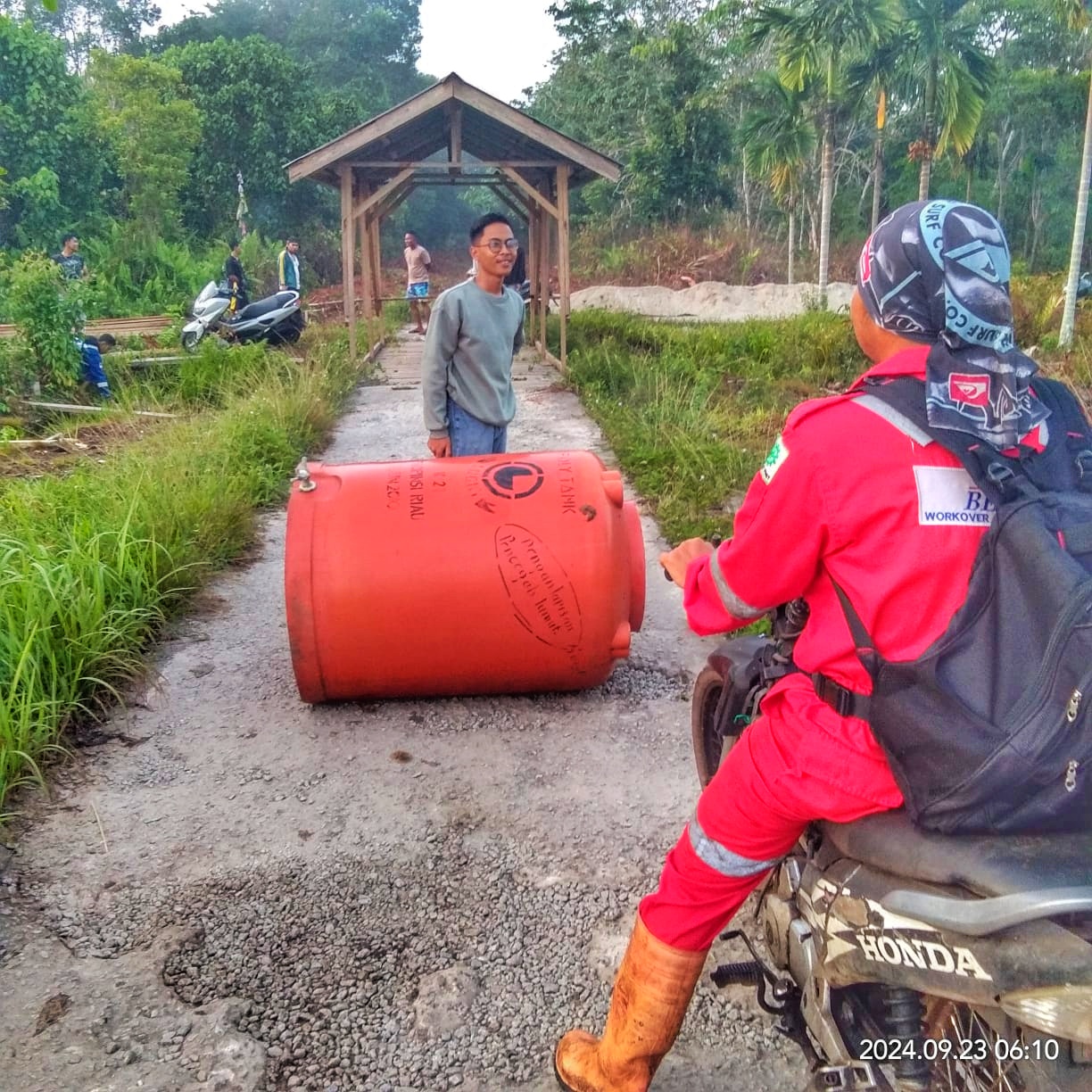 Karang Taruna Desa Tanjung Darul Takzim, Rian Rasyid, tampak melakukan aksi blokade jalan