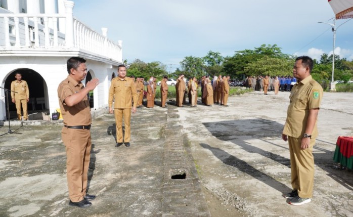 Wabub Sulaiman memimpin apel bersama di halaman Kantor Bupati Rohil (foto/afrizal)