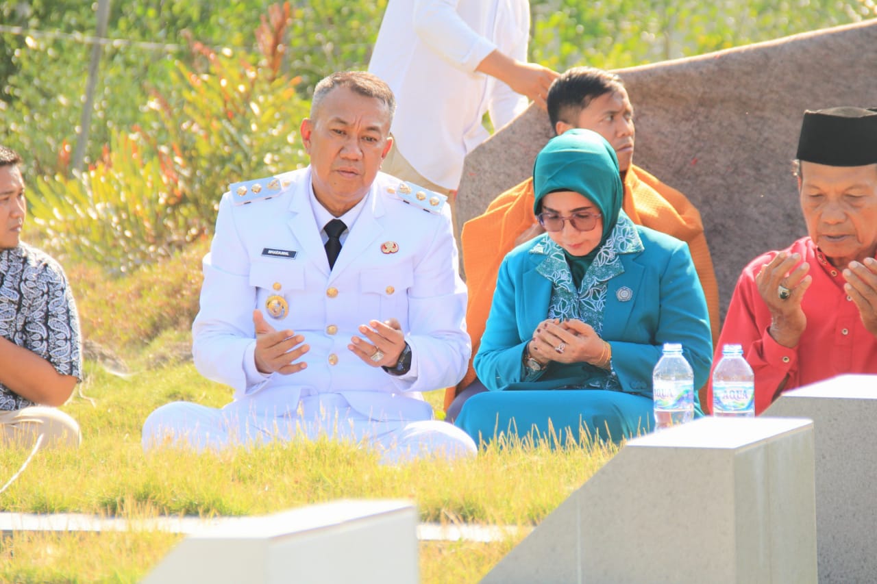 Wakil Bupati Muzamil bersama istri terlihat khusyuk berdoa di makam orang tuanya.