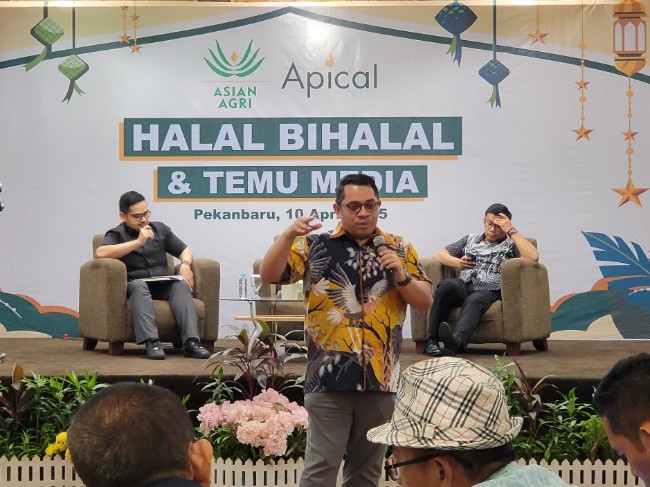 Ivan Novrizaldie, Head of Sustainability Asian Agri sedang menjelaskan target terbarukan 2023 (foto/ist)