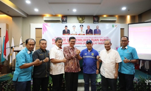 Wabup Siak, Husni Merza bersama jajaran pengurus KONI Riau.(foto: diana/halloriau.com)