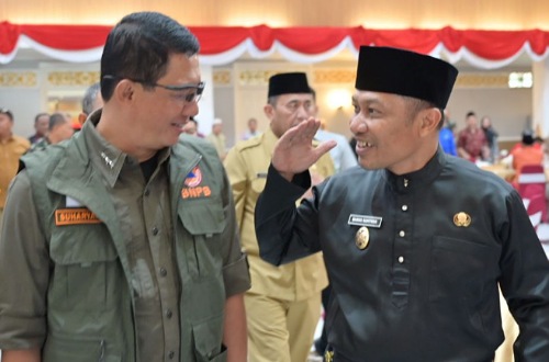 Wabup Bengkalis bersama Kepala BNPB.(foto: zulkarnaen/halloriau.com)