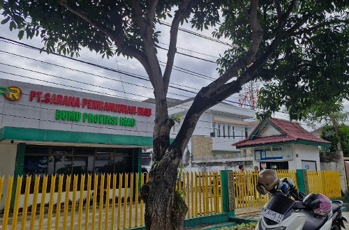 Pagar Kantor PT SPR ditutup karena RUPS-LB.(foto: fitri/halloriau.com)