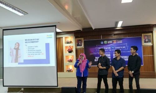 Program Leader XL Axiata Future Leaders, Dwi Kartika Sari (kiri) saat memberikan materi workshop public speaking "Kopi Darat elearn.id"  untuk mahasiswa Universitas Andalas, Padang, Rabu (28/9).(foto: istimewa)