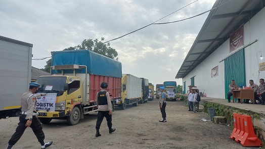 Pj Walikota Pekanbaru melepas pendistribusian logistik di gudang KPU Pekanbaru, Jalan Kaharuddin Nasution (foto/Mg2)