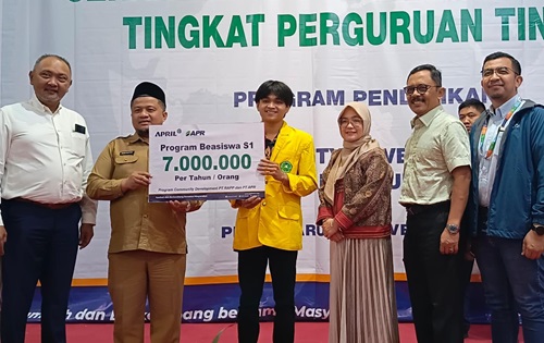 Penyerahan beasiswa mahasiswa oleh jajaran manajemen RAPP didampingi Kepala Biro Kesra Pemprov Riau Imron Rosyadi MT (foto/ist)