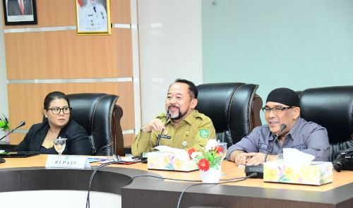 Staf Ahli Bupati Bengkalis Bidang Ekonomi Keuangan dan Pembangunan, H Bustami HY saat rapat terkait proyek jembatan penghubung pulau sumatera-pulau bengkalis.(foto: zulkarnaen/halloriau.com)