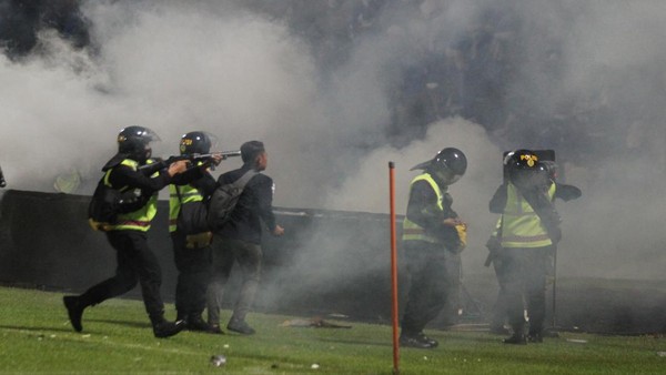 Polisi tembakkan gas air mata di Stadion Kanjuruhan saat kericuhan Arema FC vs Persebaya.(foto: detik.com)