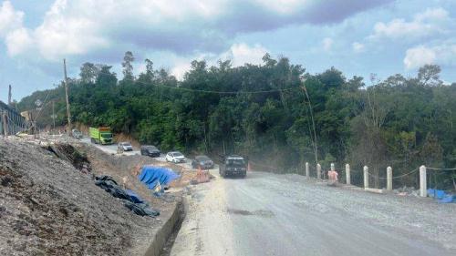 Kondisi Jalan Linas Riau-Sumbar KM 106-107 masih dalam perbaikan.(foto: tribunpekanbaru.com)