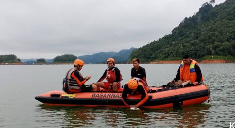 Tim SAR melakukan pencarian korban tenggelam di Danau PLTA Kampar.(foto: int)