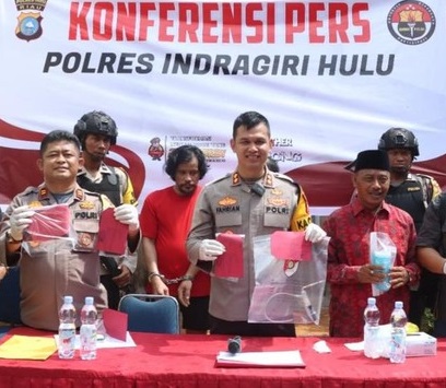 Konferensi pers penangkapan bandar sabu di Indragiri Hulu. 