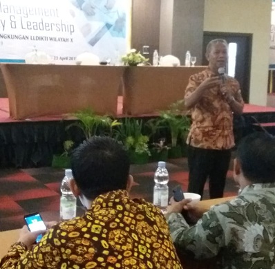 Rektor Universitas Islam Riau Prof Dr H Syafrinaldi, SH, MCL