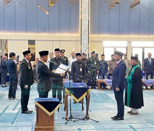 Wako Pekanbaru Agung Nugroho resmi melantik dan mengambil sumpah jabatan Zulhelmi Arifin. sebagai Sekdako Pekanbaru di Aula Lantai VI Gedung Utama Kompleks Perkantoran Terpadu Walikota Pekanbaru, Tenayan Raya, Senin (3/8/2026).