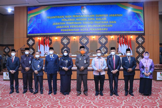 Tujuh pejabat pimpinan tinggi pratama di lingkungan Pemko Pekanbaru foto bersama.