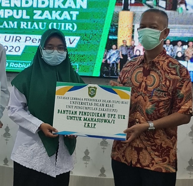 Rektor UIR Prof Dr H Syafrinaldi SH MCL bersama Wakil Rektor III Ir H Rosyadi dan Pengelola Unit Pengumpul Zakat menyerahkan bantuan pendidikan kepada 42 mahasiswa di Gedung Rektorat pada Kamis pagi (05/11 2020).