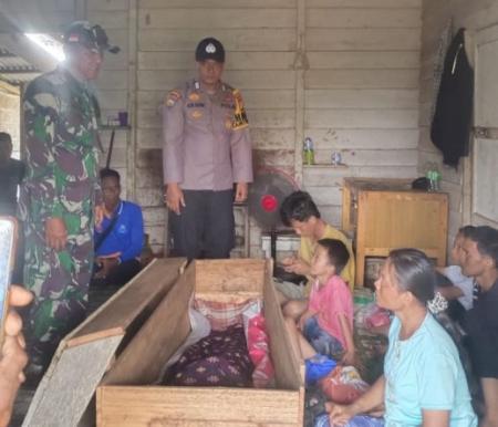 Jasad pekerja diduga korban serangan harimau dievakuasi di camp perusahaan perkebunan, Sungai Apit, Siak (foto/diana)