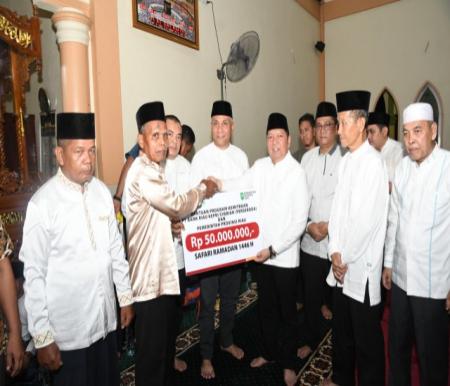 BRK Syariah menyalurkan bantuan CSR ke Masjid Al Falah Desa Bukit Kauman, Kuansing (foto/yuni)