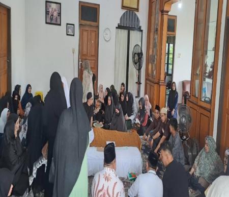 Suasana rumah duka, Fachmi Amrie, ayah Pj Walikota Pekanbaru Roni Rakhmat meninggal (foto/riaupos)