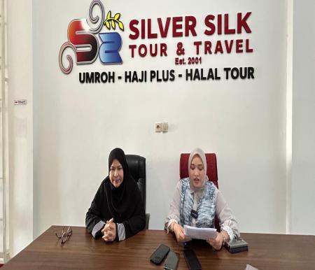 Dirut PT Silver Silk Tour & Travel, Tiffany Dwi Putri didampingi Komisaris PT Silver Silk, Novrina (kiri) saat jumpa pers di kantor baru Silver Silk Jalan Arifin Achmad Pekanbaru, Kamis (4/7/2024).(foto: istimewa)