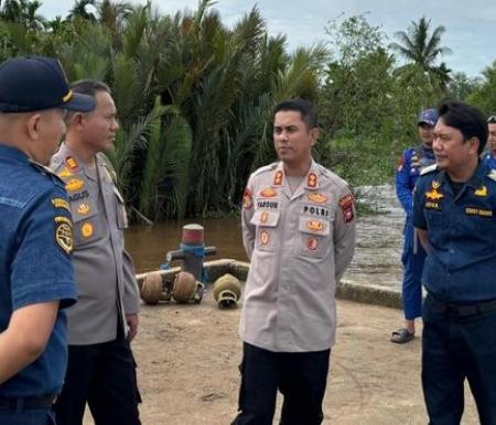 Kapolres Indragiri Hilir, AKBP Farouk Oktor beserta jajaran saat pengecekan di lokasi kejadian.