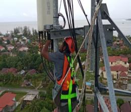 Teknisi XL Axiata sedang melakukan pemeriksaan rutin terhadap perangkat BTS 4G di atas  menara yang berdiri di Desa Singkil Pasar, Kecamatan Singkil, Kabupaten Aceh Singkil, Provinsi Aceh, Rabu(14/9).(foto: istimewa)