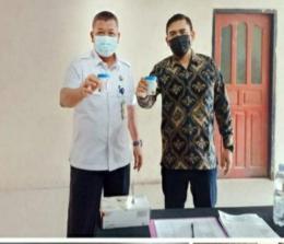 Ketua PWI Pelalawan Zulhamsyah dan Kepala BNNK Pelalawan Khodirin saat akan melakukan test urine di giat P4GN kemarin.