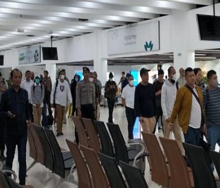 Tiba di Bandara Soetta, Gubernur Riau Abdul Wahid dan 9 Orang Lainnya Diboyong KPK ke Gedung Merah Putih