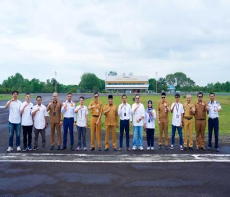 Wawako Dumai Sugiyarto didampingi Sekda Kota Dumai H Indra Gunawan meninjau Bandara Pinang Kampai di Jalan Soekarno Hatta (foto/bambang)