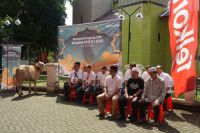 Telkomsel menyerahkan 10 sapi dan 100 kambing sebagai hewan kurban bagi penerima manfaat di Wilayah Sumatera. Simbolis penyerahan hewan kurban dilakukan di Masjid Jami Silalas Sei Deli, Medan, Senin (25/5/2026).(foto: istimewa)