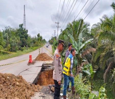 Jalan amblas di Rengat Barat, Inhu.(foto: tribunpekanbaru.com)