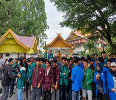 Ratusan mahasiswa di Riau gelar aksi tolak UU TNI (foto/risnaldi)