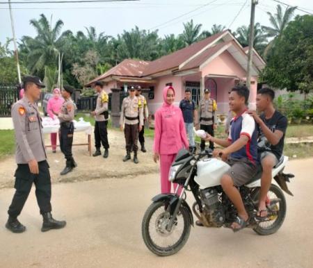 Polsek Simpang Kanan dan Bhayangkari bagikan takjil gratis kepada warga