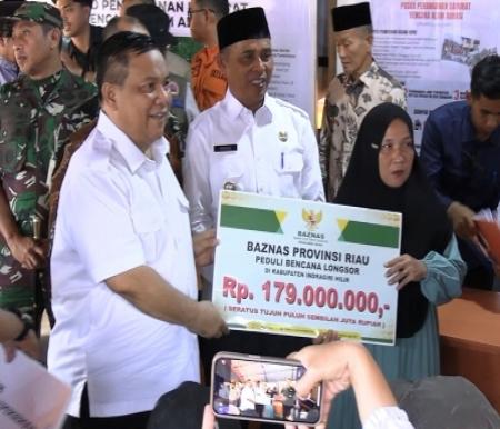 Pj Gubernur Riau, SF Hariyanto menyalurkan bantuan dari Baznas Riau untuk para korban longsor dan abrasi di Inhil.(foto: sri/halloriau.com)