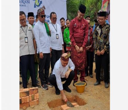 Bupati Zukri dampingi Menteri Koperasi-UKM peletakan batu pertama pembangunan pabrik CPO Mini di Ukui (foto/Andy)
