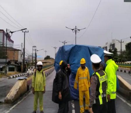 Sopir Microsleep, Mobil Tangki Tabrak Pagar Flyover dan Terbalik di Pekanbaru