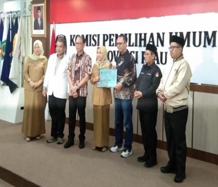 Direktur RS Arifin Achmad menyerahkan hasil pemeriksaan kesehatan ke Ketua KPU Kabupaten Inhil (foto/int)