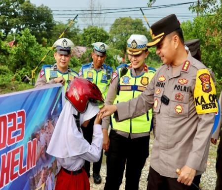 Bulan Tertib Helm, Ini Pesan Kapolresta Pekanbaru Ke Puluhan Pelajar ...