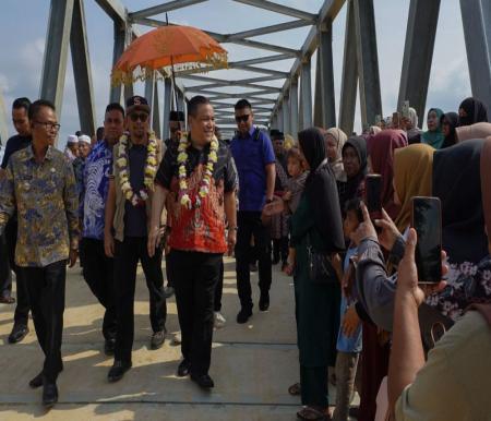Pj Gubernur Riau, SF Hariyanto meresmikan Jembatan Desa Rantau Kasih, Kecamatan Kampar Kiri Hilir, Kabupaten Kampar (foto/int)