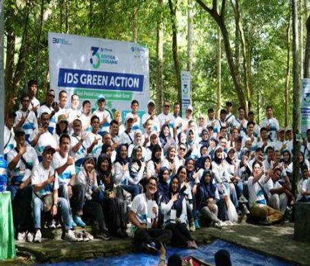 Karyawan IDSurvey Pekanbaru (PT BKI, PT SCI dan PT SI) dalam kegiatan IDS Green Action di Hutan Kota Pekanbaru dalam rangka HUT IDSurvey ke-3.(foto: istimewa)