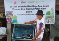 Alex Sapirman, mitra DMPA PT Arara Abadi-APP Group yang sukses dengan budidaya ikan.(foto: barkah/halloriau.com)