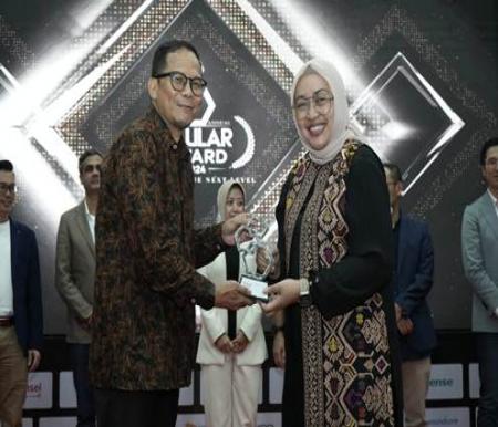 Group Head National & Strategic Enterprise XL Axiata, Tri Wahyuningsih menerima penghargaan sebagai Best Operator for Business dari CEO & Editor in Chief Selular Network, Uday Rayana di Jakarta beberapa waktu yang lalu.(foto: istimewa)