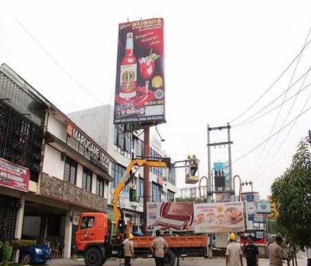 Penertiban tiang reklame ilegal di Pekanbaru.(foto: int)