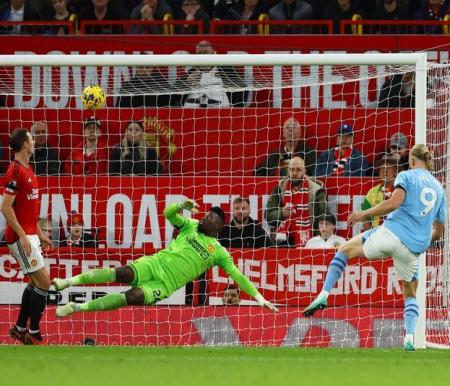 Manchester City berpesta di Old Trafford. Foto: REUTERS/MOLLY DARLINGTON