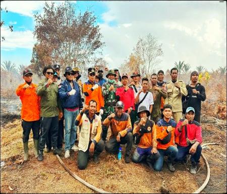 Personel pemadam kebakaran berfoto bersama usai melakukan pemadaman Karhutla di Rangsang