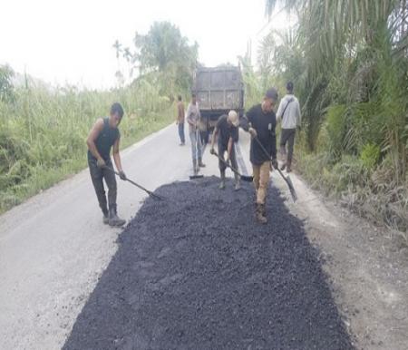 Dinas PUPR menggesa perbaikan ruas jalan di Indragiri Hulu (foto/Yuni)