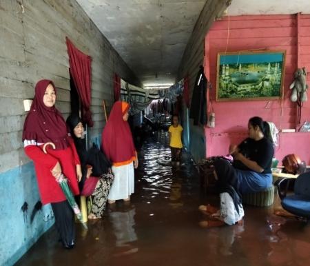 Warga RT 02 RW 03 Limbungan, Rumbai yang rumahnya terendam banjir (foto/dini)