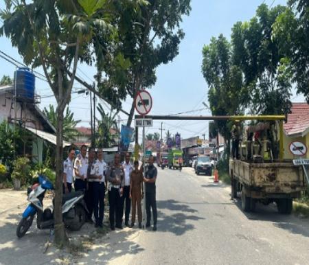 Dishub Pekanbaru pasang portal di Jalan Pesantren cegah truk tonase besar masuk kota.(foto: rahmat/halloriau.com)