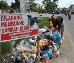 Ilustrasi pembuang sampah sembarangan belum juga disanksi Tipiring (foto/int)